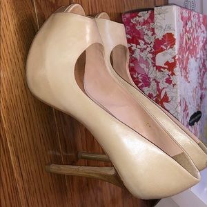 Nude pumps